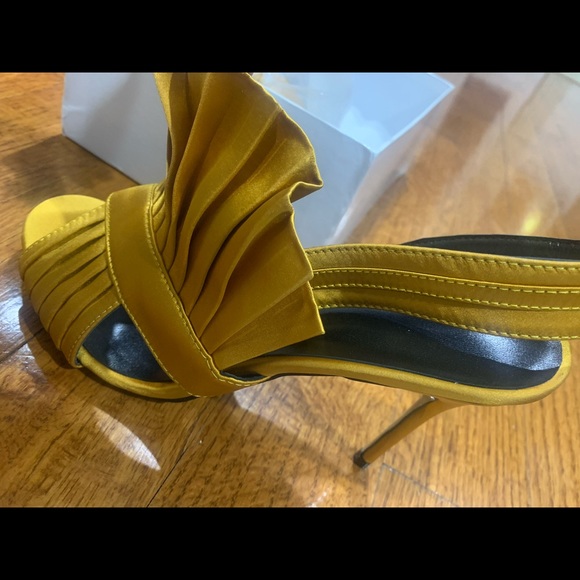 Yellow plaid Heels - Picture 2 of 5